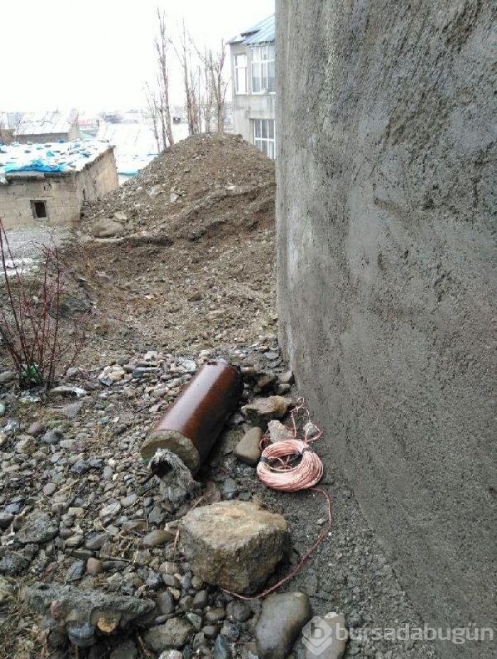 Yüksekova'da şaşkına çeviren hendek!