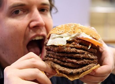 Asgari ücretliler büyük boy hamburger için ne kadar çalışmalı?