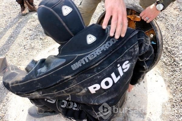 Dalgıç polisler meğer kanalizasyona bile girmiş