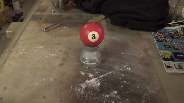 Bilardo topunun içinde ne var?