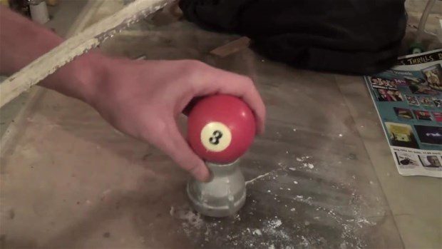 Bilardo topunun içinde ne var?