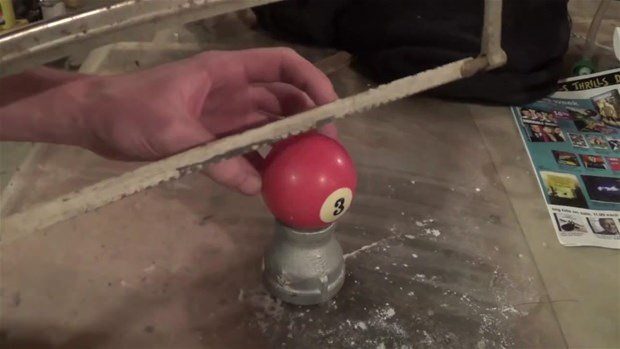 Bilardo topunun içinde ne var?
