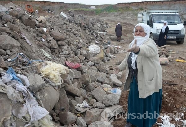 Sur'un enkazında hayatlarını arıyorlar