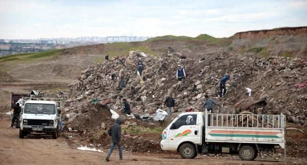 Sur'un enkazında hayatlarını arıyorlar