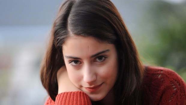 Hazal Kaya'dan sevenlerini üzecek karar