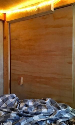 Fazla kira ödememek için kulübede yaşıyor