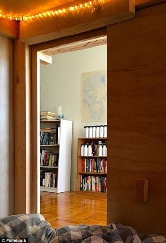 Fazla kira ödememek için kulübede yaşıyor