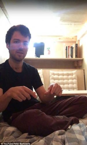 Fazla kira ödememek için kulübede yaşıyor