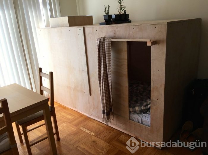 2,5 metrekarelik tahtadan bir odada yaşıyor