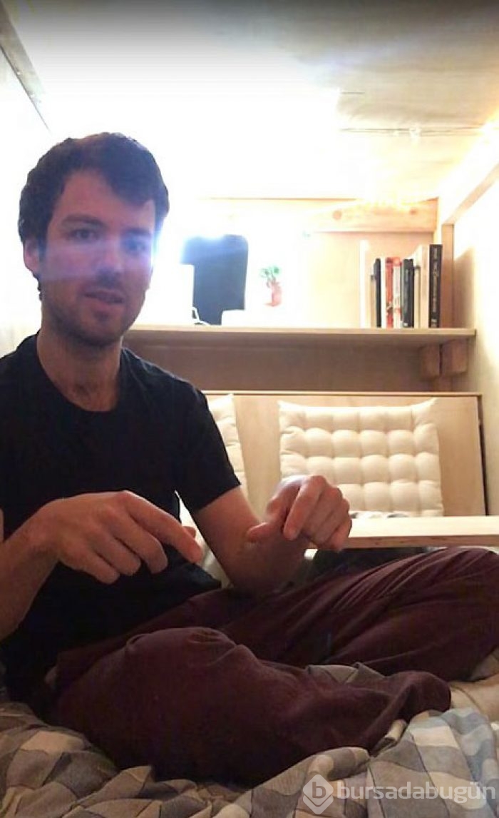 2,5 metrekarelik tahtadan bir odada yaşıyor