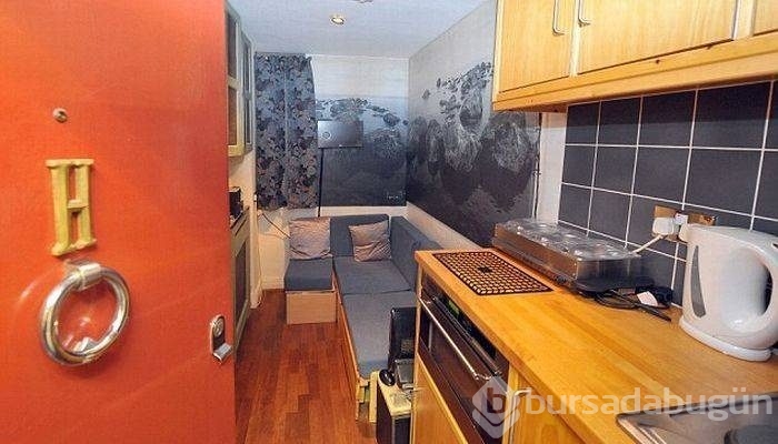 2,5 metrekarelik tahtadan bir odada yaşıyor