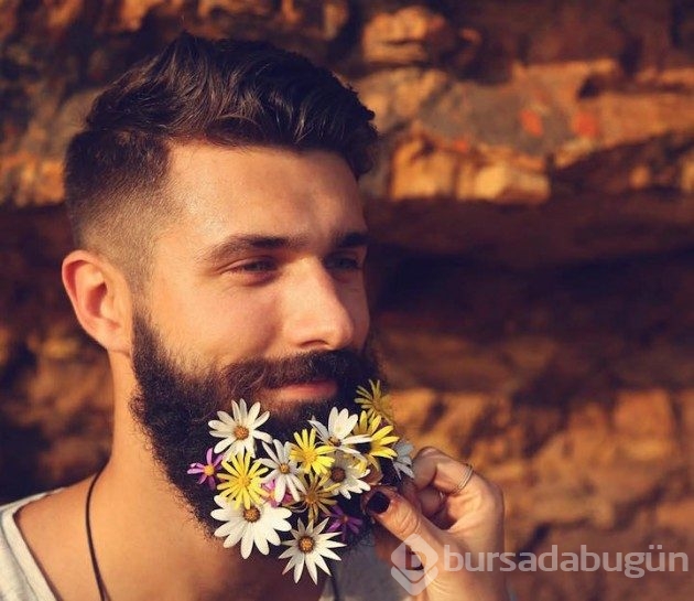&#8203;16 fotoğrafla sakallarını çiçeklerle süslemiş adamlar
