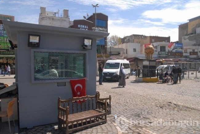 Sur'un dört bir yanına zırhlı güvenlik kulübesi yerleştirildi