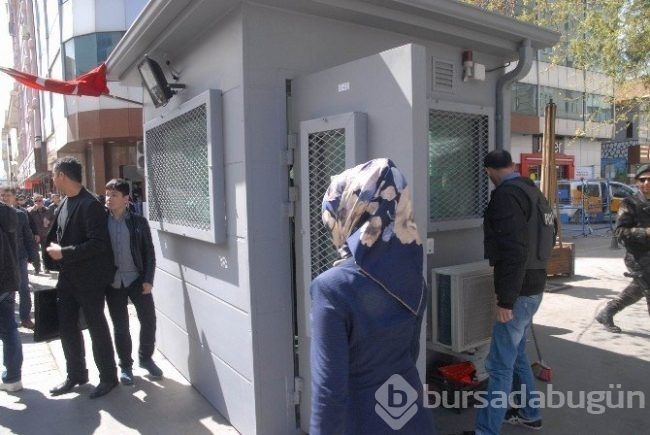 Sur'un dört bir yanına zırhlı güvenlik kulübesi yerleştirildi