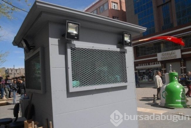 Sur'un dört bir yanına zırhlı güvenlik kulübesi yerleştirildi