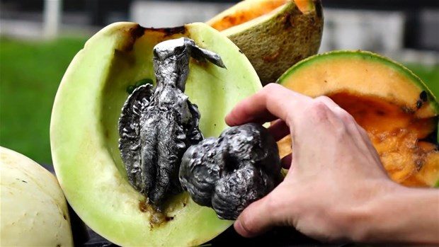 Kavunun içine alüminyum döktü