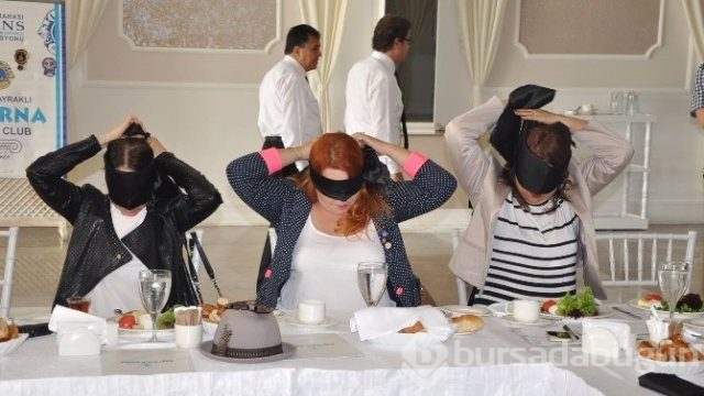 Kilo vermek için gözlerinizi bağlayarak yemek yiyin	