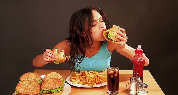 Kilo vermek için gözlerinizi bağlayarak yemek yiyin	