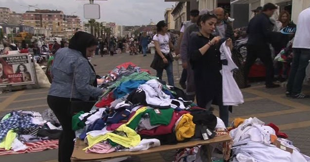 Alışveriş merkezleri kaldırımlarını pazara çevirdi
