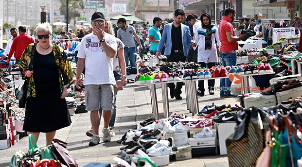 Alışveriş merkezleri kaldırımlarını pazara çevirdi