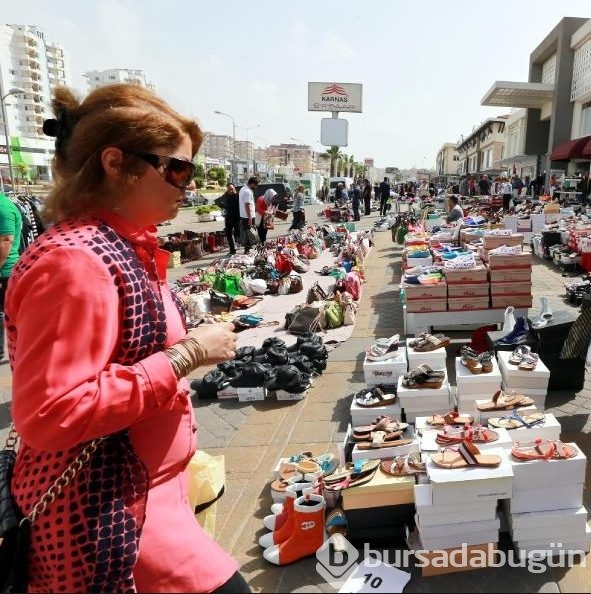 Alışveriş merkezleri kaldırımlarını pazara çevirdi