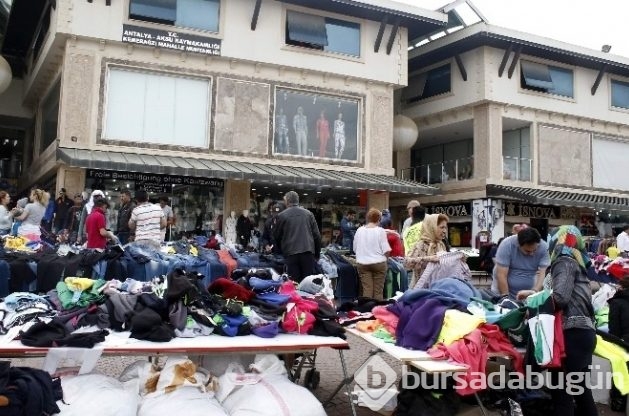 Alışveriş merkezleri kaldırımlarını pazara çevirdi
