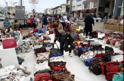 Alışveriş merkezleri kaldırımlarını pazara çevirdi