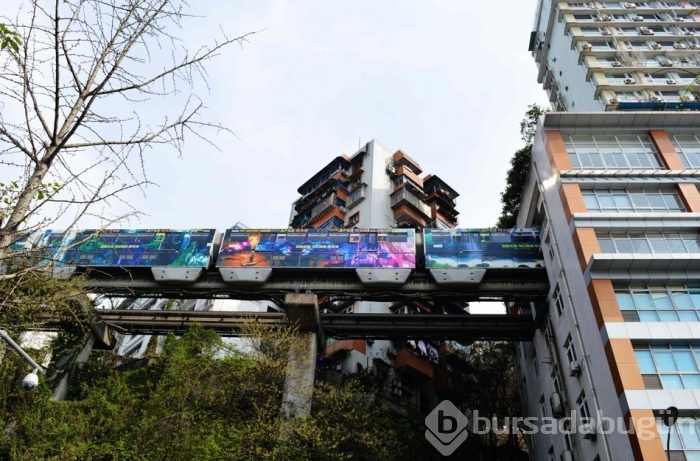 Şaka değil gerçek! Binanın içinden metro geçirdiler.