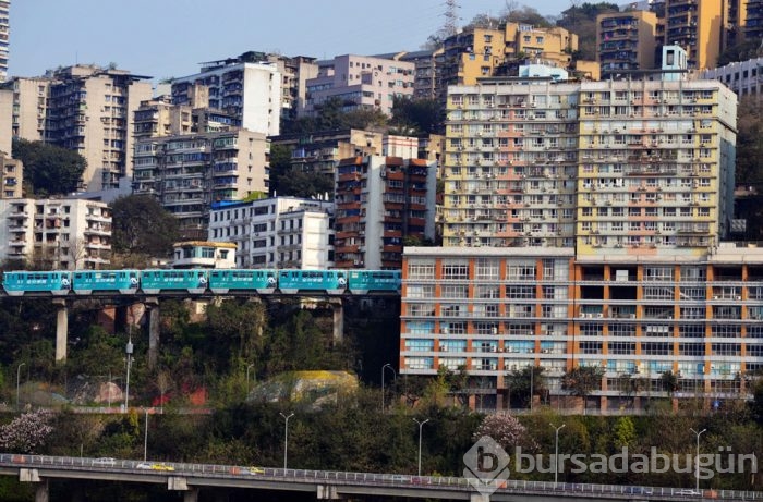 Şaka değil gerçek! Binanın içinden metro geçirdiler.