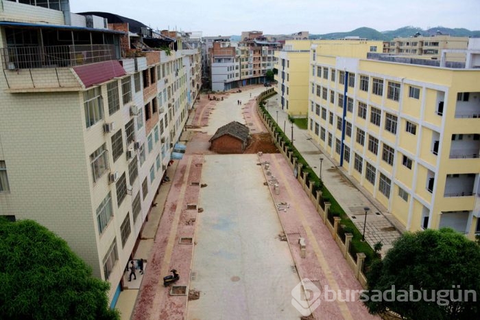 Şaka değil gerçek! Binanın içinden metro geçirdiler.