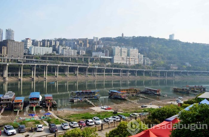 Şaka değil gerçek! Binanın içinden metro geçirdiler.