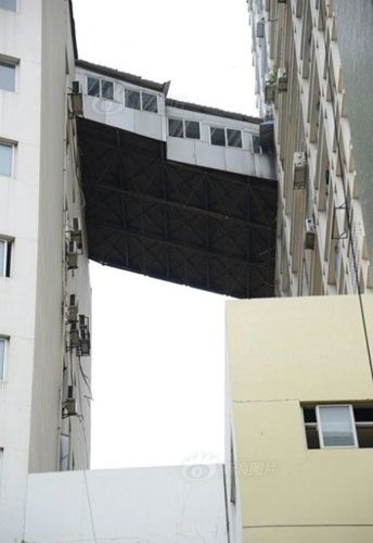 Şaka değil gerçek! Binanın içinden metro geçirdiler.