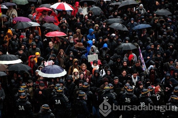 Fransa'da Tartışmalı İş hukuku Yasasına karşı 1,2 milyon gösterici sokağa çıktı
