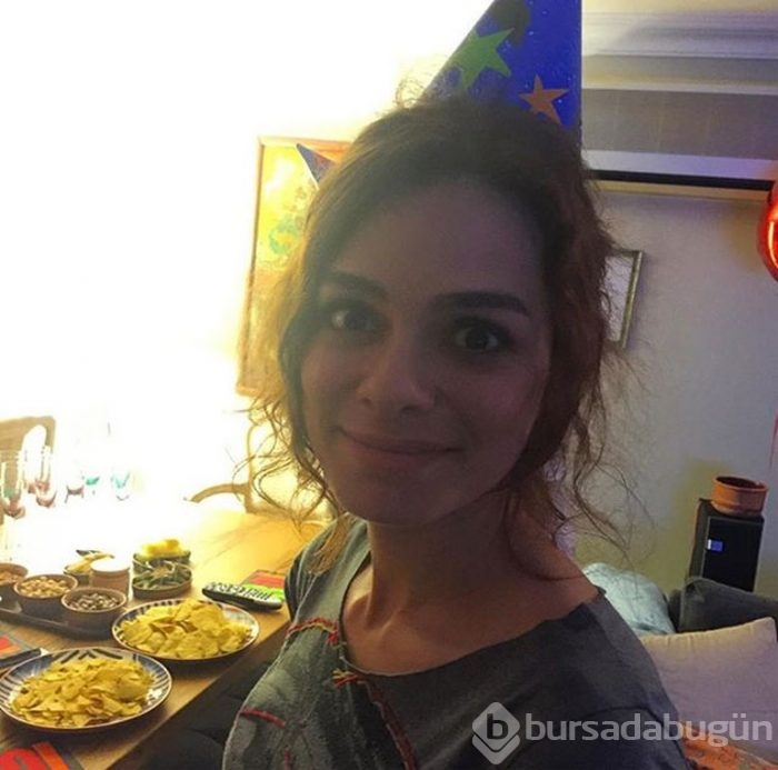 Özge Özpirinçci yeni yaşını dostlarıyla kutladı