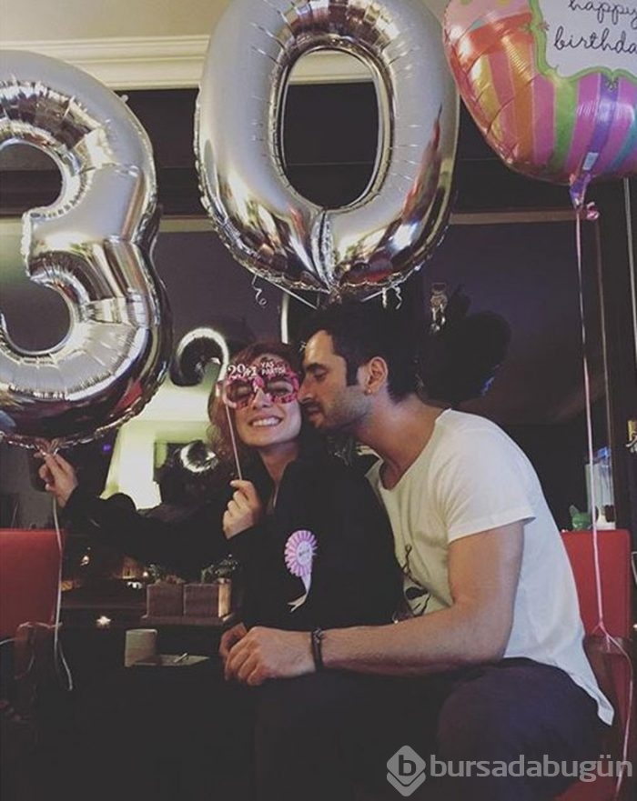 Özge Özpirinçci yeni yaşını dostlarıyla kutladı