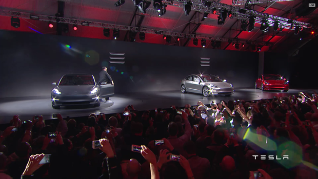 Tesla Model 3 görücüye çıktı
