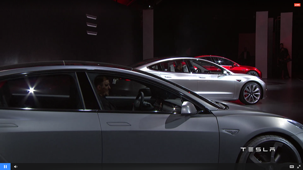 Tesla Model 3 görücüye çıktı
