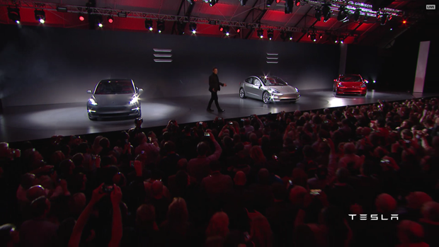 Tesla Model 3 görücüye çıktı
