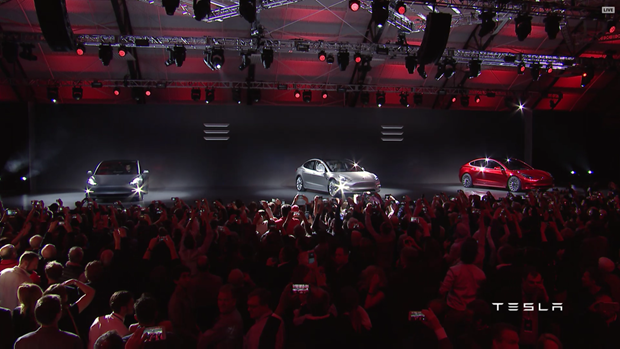 Tesla Model 3 görücüye çıktı
