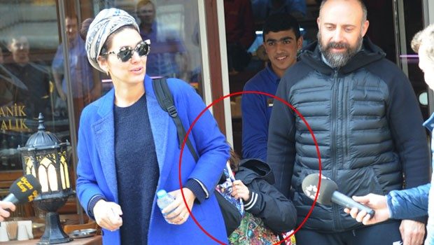 Halit Ergenç ailesiyle yemekte