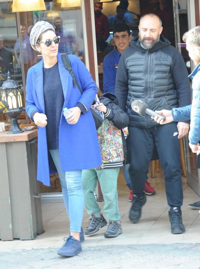 Halit Ergenç ailesiyle yemekte