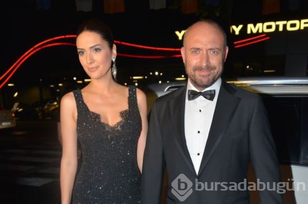 Halit Ergenç ailesiyle yemekte