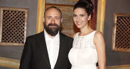 Halit Ergenç ailesiyle yemekte
