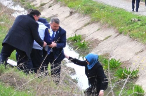Belediye başkanı törene yetişmek için öyle bir yol seçti ki...
