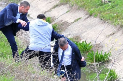 Belediye başkanı törene yetişmek için öyle bir yol seçti ki...
