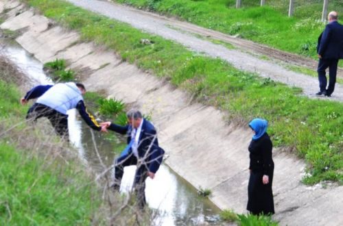 Belediye başkanı törene yetişmek için öyle bir yol seçti ki...
