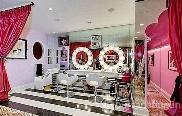 Uçağını evinin bahçesine park ediyor