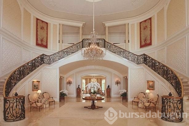 Uçağını evinin bahçesine park ediyor