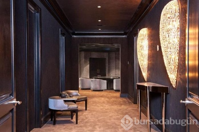 Uçağını evinin bahçesine park ediyor