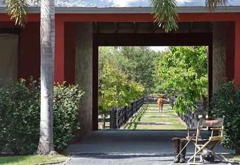 Uçağını evinin bahçesine park ediyor
